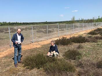 Ein formales Naturschutzgebiet auf dem Landeplatz soll nach Meinung des BN "weiteren "Zerstörungen" einen Riegel vorlegen: Erich Spranger und Martin Bücker (rechts) vor dem Zaun, der den Flugplatz neuerdings  auf sechs Kilometern Länge umgibt.  Foto: M. Wehner