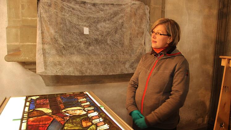 In der Münnerstädter Stadtpfarrkirche reinigt Restauratorin Steffi Wirsing-Nolte die Glasfenster aus dem  15, Jahrhundert.Heike Beudert