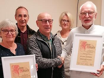 Der Gesangverein Frohsinn hat drei neue Ehrenmitglieder. Der 1. Vorsitzende Hubert Dorn (vorne, Mitte) gratulierte Annelore Heublein (links) und Julian Schöbel (rechts) Nicht anwesend war als weiteres neues Ehrenmitglied Willi Fröhlich.  Zu den  G...