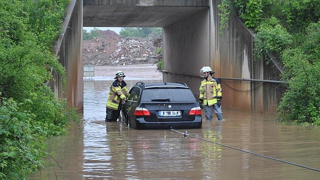 Mit einer Seilwinde zogen die Feuerwehrleute das Auto aus der Unterf&uuml;hrung. Fotos: Feuerwehr Forchheim