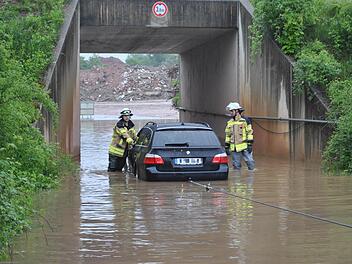 Mit einer Seilwinde zogen die Feuerwehrleute das Auto aus der Unterführung. Fotos: Feuerwehr Forchheim