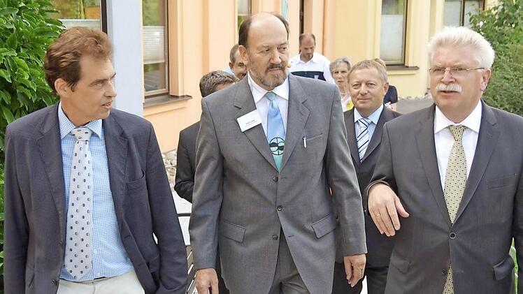Beim Empfang des Bayerischen Wirtschaftsministers in den Heiligenfeldkliniken (von links): Ralf Heimbach, kaufmännischer Geschäftsführer der Heiligenfeld-Kliniken, Fritz Lang, Mitbegründer der Klinik, und Bayerns Wirtschaftsminister Minister Martin Zeil (FDP) Foto: Peter Rauch