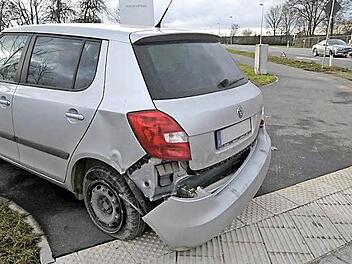 Der Wagen des Unfallverursachers musste ebenfalls abgeschleppt werden. Foto: Roland Meister