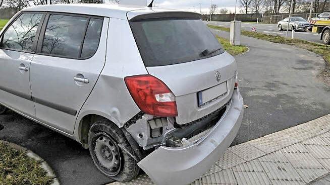 Der Wagen des Unfallverursachers musste ebenfalls abgeschleppt werden. Foto: Roland Meister