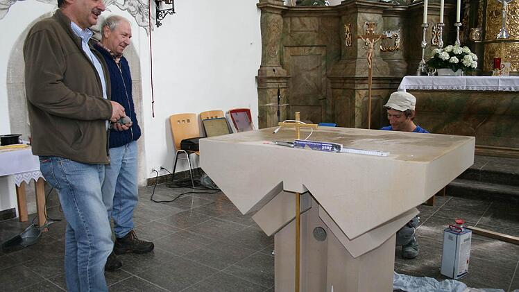 Kirchenpfleger Hubert Herbert (von links), Franz Ziegler von der Kirchenverwaltung und Jens Vey.