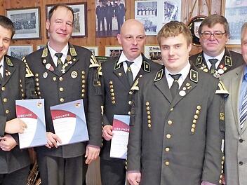 Der Nordbayerische Musikbund ehrte in Person von Wolfgang Müller (rechts) für langjähriges Musizieren (von links): Frank Fischer (40 Jahre), Peter Schülner, Oliver Jungkunz (beide 30 Jahre), Matthias Neubauer (10 Jahre), Vorsitzender Thomas Neubauer.  Foto: Gerd Fleischmann