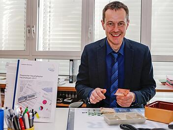 Alle Kreisausgaben gehen durch seine Hände: Kreiskämmerer Armin Schmittner  Foto: Matthias Hoch