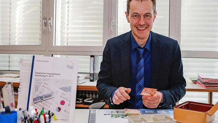 Alle Kreisausgaben gehen durch seine Hände: Kreiskämmerer Armin Schmittner  Foto: Matthias Hoch
