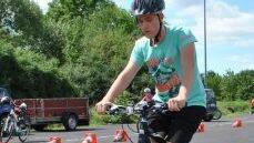 Motto des Zielraumes: Fahrrad abbremsen, mit den Füßen absetzen und Zahl wiedergeben. Foto: Gaby Nürnberger