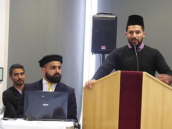Redner Imam Faiz Khan bei der Veranstaltung "Wir sind alle Deutschland" der größten islamischen Gruppierung in Deutschland, Ahmadiyya Islam Jamaat im Konferenzzimmer des Hotels Viktoria. Gerhild Ahnert