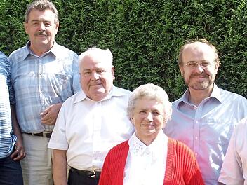 Manfred Manzer (3.v.l.) mit Pfarrer Eusebius, Richard Rauh für den SPD Ortsverein, Ehefrau Agnes Manzer, SPD-Kreisvorsitzendem Ralf Pohl und Bürgermeister Gerhard Wunder  Foto: Susanne Deuerling