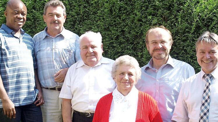 Manfred Manzer (3.v.l.) mit Pfarrer Eusebius, Richard Rauh für den SPD Ortsverein, Ehefrau Agnes Manzer, SPD-Kreisvorsitzendem Ralf Pohl und Bürgermeister Gerhard Wunder  Foto: Susanne Deuerling