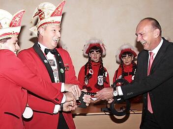 Daniel Weiß und Matthias Petsch hätten gerne den Schlüssel von Bürgermeister Heinrich Süß. Fotos: Richard Sänger
