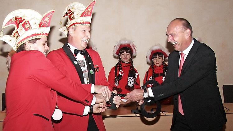 Daniel Weiß und Matthias Petsch hätten gerne den Schlüssel von Bürgermeister Heinrich Süß. Fotos: Richard Sänger