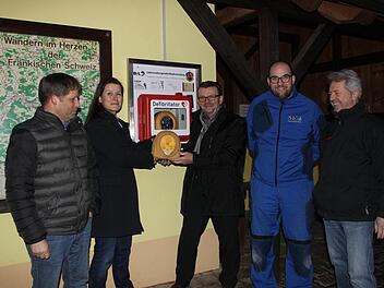 Auch in Niedermirsberg wurde ein Defibrillator angebracht (v. l.):  Thomas Redel, Christiane Meyer, Jochen Müller, René Maid und  Jürgen Rattel Foto: Carmen Schwind