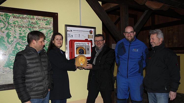 Auch in Niedermirsberg wurde ein Defibrillator angebracht (v. l.):  Thomas Redel, Christiane Meyer, Jochen Müller, René Maid und  Jürgen Rattel Foto: Carmen Schwind