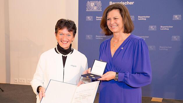 Landtagspr&auml;sidentin Ilse Aigner (rechts) &uuml;berreichte Inge Aures die Verfassungsmedaille in Gold.privat