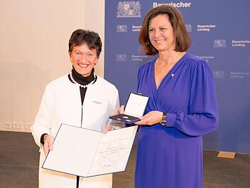 Landtagspr&auml;sidentin Ilse Aigner (rechts) &uuml;berreichte Inge Aures die Verfassungsmedaille in Gold.privat