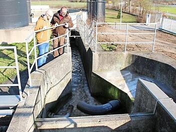 Durch dieses unscheinbare Rohr (unten im Vordergrund) wird das Abwasser aus Zeckern in die Adelsdorfer Kläranlage geleitet. Für Hans-Josef Schockel und Markus Steger (von links) ist das zusätzlich zu klärende Abwasser aus der Nachbargemeinde kein Problem.  Foto: Andreas Dorsch