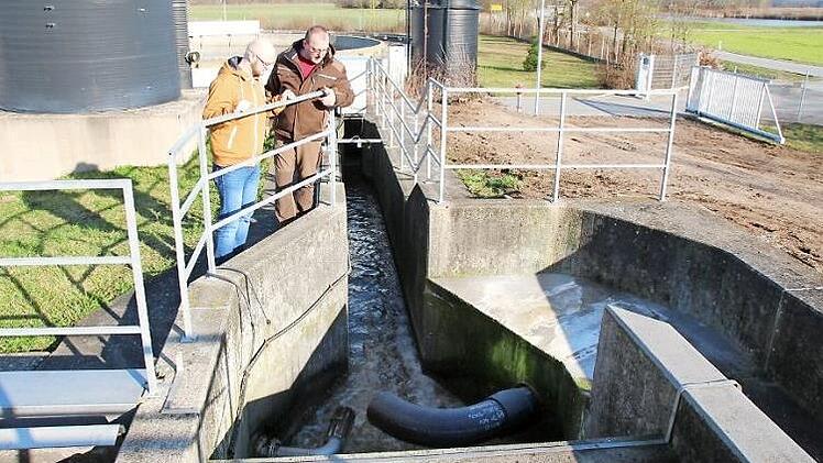Durch dieses unscheinbare Rohr (unten im Vordergrund) wird das Abwasser aus Zeckern in die Adelsdorfer Kläranlage geleitet. Für Hans-Josef Schockel und Markus Steger (von links) ist das zusätzlich zu klärende Abwasser aus der Nachbargemeinde kein Problem.  Foto: Andreas Dorsch