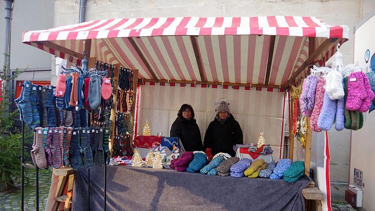 Warme Socken und andere Handarbeiten ergänzen das Angebot des Bauernamrktrs weihnachtlich.Heike Schülein