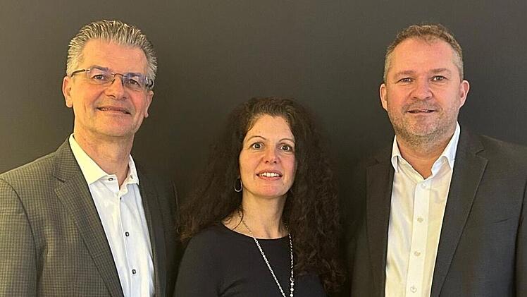 Zum Jubiläum nach 25 Jahren Betriebszugehörigkeit gratulieren Vorstand Michael Kaiser (links) und der Abteilungsleiter Rechnungswesen, Michael Hoffmann (rechts), Silke Hartung.