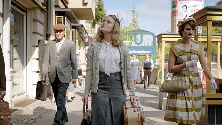 Mit einem mulmigen Gef&uuml;hl n&auml;hert sich Monika (Sonja Gerhardt) dem Haus ihrer Mutter am Kurf&uuml;rstendamm.