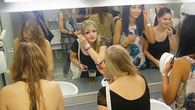In der Toilette dröhnt der Bass, eine ruhige Hand für die Feinkorrektur des Make-Ups haben die Mädels aber immer. Foto: Sarah Dann