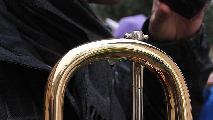 Mundstück fehlt: Flügelhornspieler Heribert Gerlach hat es während der Aufwärmpause in die Manteltasche gesteckt.