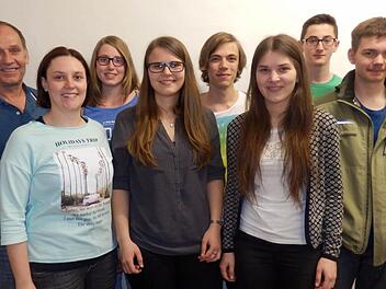 Jugendvertreter Richard Dees und der frisch gewählte Vorstand (hinten, von links): Franziska Schubert, Manuel Mühleck und Andreas Breuter sowie (vorne, von links) Rebecca Bauer, Ulrike Schöler, Katharina Schöler und Simon Stahl. Es fehlt Bettina Mehn. Foto: Stefan Geiger