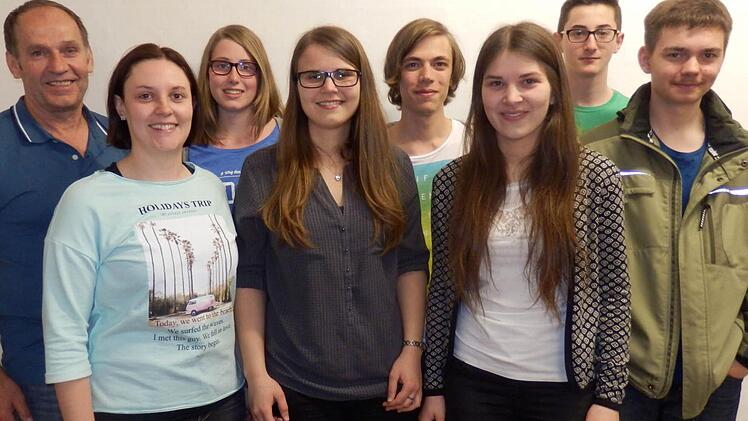 Jugendvertreter Richard Dees und der frisch gewählte Vorstand (hinten, von links): Franziska Schubert, Manuel Mühleck und Andreas Breuter sowie (vorne, von links) Rebecca Bauer, Ulrike Schöler, Katharina Schöler und Simon Stahl. Es fehlt Bettina Mehn. Foto: Stefan Geiger