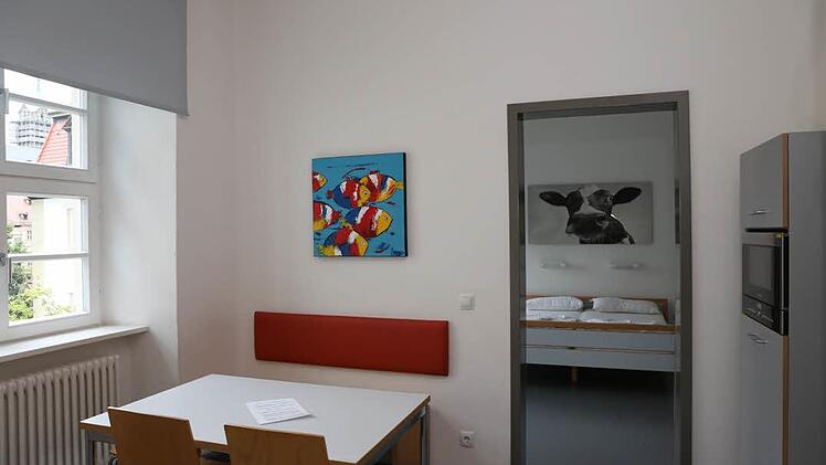 Esstisch und Kühlschrank mit Mikrowelle (rechts) gehören zur Ausstattung aller Familienzimmer. . . Foto: Barbara Herbst