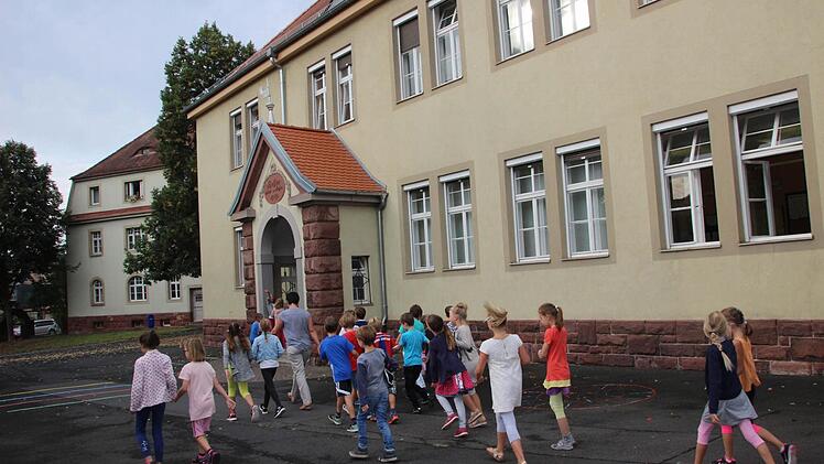 Das Schulgebäude in Garitz ist eines der ältesten in Unterfranken, das noch als Schule genutzt wird. Seit 1909 werden hier Kinder unterrichtet. Fotos: Heike Beudert/Jule Albert