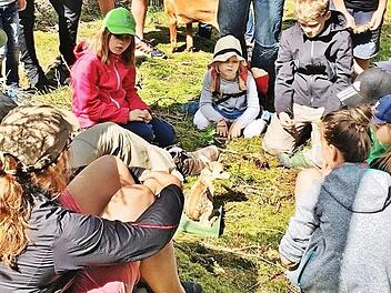 Lehrreich und aufregend war der Walderlebnistag, zu dem die Gartenbau-Jugendgruppe "Grashüpfer" in das Revier der Jagdgenossenschaft Spiesberg/Zeublitz eingeladen hatte. Beim Absolvieren eines von Tristan Rinker errichteten Tier-Parcours erfuhren Kinder, Jugendliche und Erwachsene Wissenswertes über den Wald und seine Bewohner. Foto: Bernd Kleinert