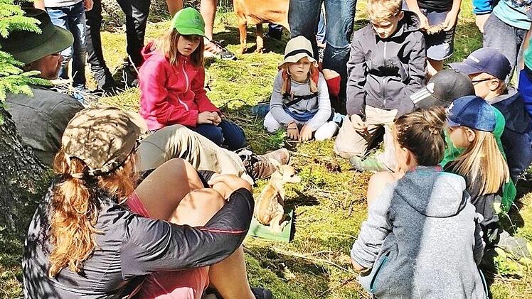 Lehrreich und aufregend war der Walderlebnistag, zu dem die Gartenbau-Jugendgruppe "Grashüpfer" in das Revier der Jagdgenossenschaft Spiesberg/Zeublitz eingeladen hatte. Beim Absolvieren eines von Tristan Rinker errichteten Tier-Parcours erfuhren Kinder, Jugendliche und Erwachsene Wissenswertes über den Wald und seine Bewohner. Foto: Bernd Kleinert