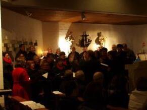 In der mit viel Kerzenschein einladend beleuchteten  Arnshäuser Pfarrkirche St. Peter und Paul konnten die Besucher  bei Gesang und Musik eine Stunde  lang die Seele baumeln lassen. Foto: Michaela Atzler