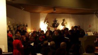 In der mit viel Kerzenschein einladend beleuchteten  Arnshäuser Pfarrkirche St. Peter und Paul konnten die Besucher  bei Gesang und Musik eine Stunde  lang die Seele baumeln lassen. Foto: Michaela Atzler