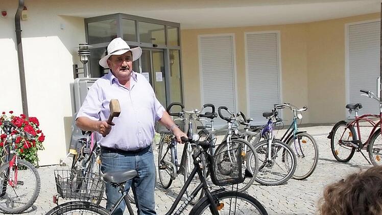 Sebastian Schwarzmann versteigerte 19 Räder.  Foto: Mathias Erlwein