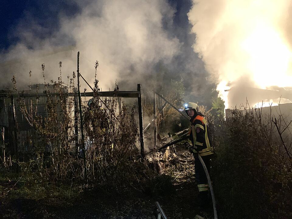 Ein am Samstagmorgen aus bislang unbekannter Ursache ausgebrochener Brand eines Carports in Leinach (Landkreis Würzburg/Unterfranken) griff auf eine benachbarte Hütte über und führte zum vollständigen Ausbrennen eines Peugeots, eines Motorbootes und Wohnwagens.