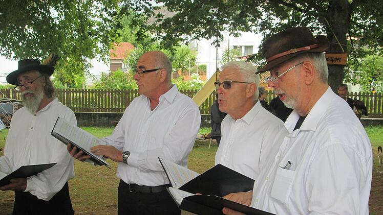 Vergnügliches sangen die  "Sinn-Phoniker" aus Maßbach. Foto: Winfried Ehling