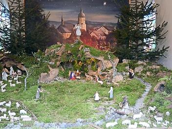 Die beeindruckende Weihnachtskrippe in der Marienkapelle mit dem Ortsbild von Rothenkirchen im Hintergrund Foto: K.-H. Hofmann
