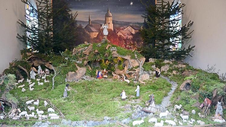 Die beeindruckende Weihnachtskrippe in der Marienkapelle mit dem Ortsbild von Rothenkirchen im Hintergrund Foto: K.-H. Hofmann