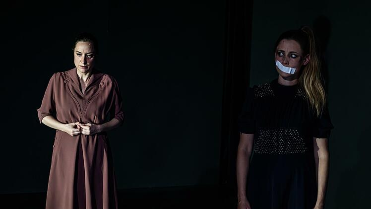 Szene aus "Draußen vor der Tür" im Coburger Theater in der ReithalleFoto: Annemone Taake