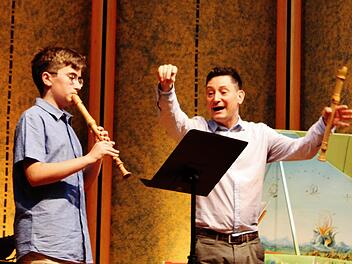 Talent Roman Sauter (von links) und Star Flötist Maurice Steger, der ihm zeigt, wie er sein Spiel verbessert.