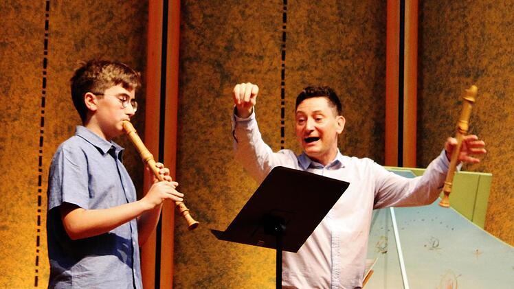 Talent Roman Sauter (von links) und Star Flötist Maurice Steger, der ihm zeigt, wie er sein Spiel verbessert.