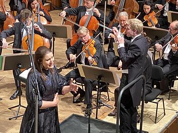 Generalmusikdirektor Patrick Hahn (rechts) ist für den Chef der Wiener Symphoniker, Andrés Orozco-Estrada, eingesprungen. So richtig fanden das Orchester und er nicht zusammen. Auch mit Sopranistin Lise Davidsen war unser Kritiker Thomas Ahnert ni...