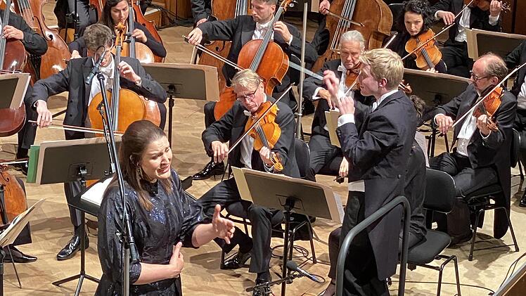 Generalmusikdirektor Patrick Hahn (rechts) ist für den Chef der Wiener Symphoniker, Andrés Orozco-Estrada, eingesprungen. So richtig fanden das Orchester und er nicht zusammen. Auch mit Sopranistin Lise Davidsen war unser Kritiker Thomas Ahnert ni...