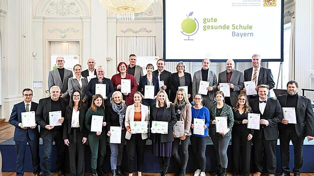 Die Auszeichnungsveranstaltung fand mit der neuen Kultusministerin Anna Stolz und der neuen Gesundheitsministerin Judith Gerlach in der Residenz in München statt.
