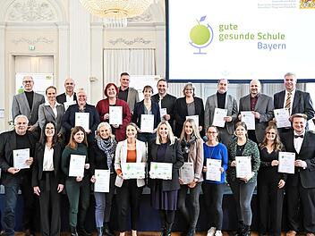 Die Auszeichnungsveranstaltung fand mit der neuen Kultusministerin Anna Stolz und der neuen Gesundheitsministerin Judith Gerlach in der Residenz in M&uuml;nchen statt.