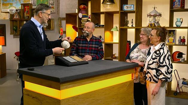 Der faltbare Globus hat es den Verkäuferinnen ebenso angetan wie Experte Detlev Kümmel (links) und Moderator Horst Lichter.